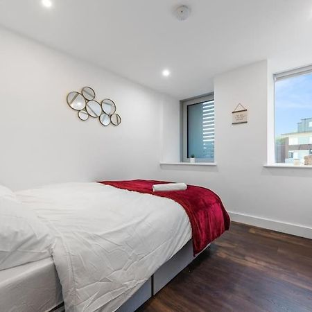 Апартаменти Sleep 7 20 Mins From London Waterloo Bp8 Екстер'єр фото