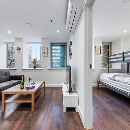 Апартаменти Sleep 7 20 Mins From London Waterloo Bp8 Екстер'єр фото